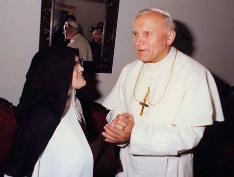 A falsa Irmã Lúcia a confraternizar com João Paulo II.