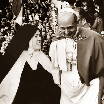 A falsa Irmã Lúcia trazida detrás da grelha para ser vista pelo mundo em Fátima em 1967.