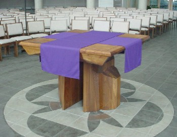 A mesa para a ceia protestante da Nova Missa.