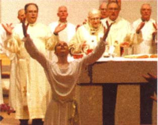 Mulher dança em frente ao altar durante a Nova Missa.