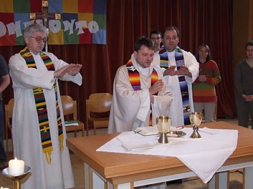 A Nova Missa é celebrada numa mesa.