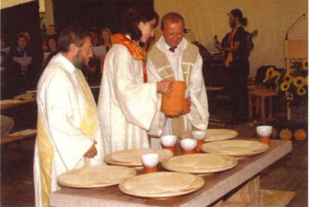 Mulher ajuda na celebração da Nova Missa.