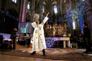 Suposto padre celebra concerto de rock durante a Nova Missa.