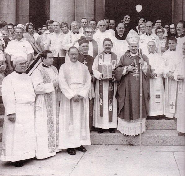 João Paulo II em Detroit, antes de tornar-se antipapa, usando em seus aparatos uma cruz invertida. 