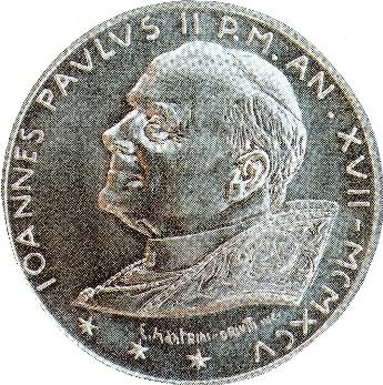 Esta é uma moeda comemorativa com a imagem de João Paulo II, que foi difundida pelo Vaticano. Repare nas 3 estrelas com seis pontos cada uma, o que dá 6, 6, 6. 